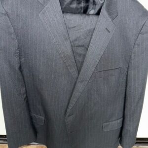 Gray Suit with Notched Lapels and High-Quality Wool